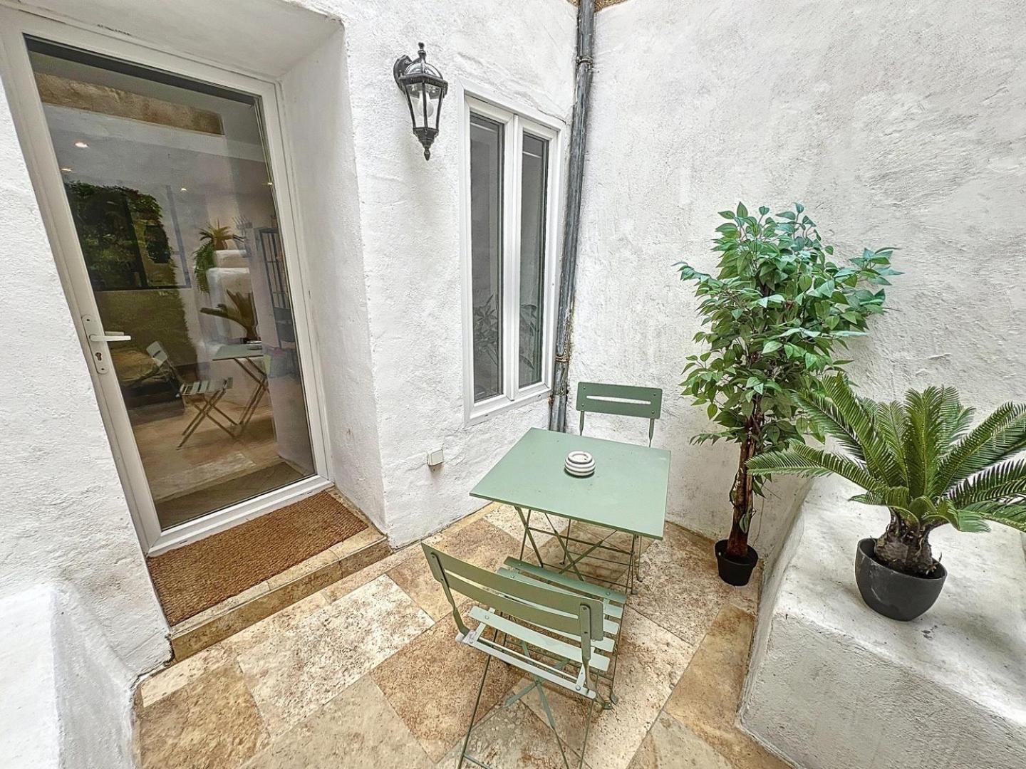 Le Petit Patio Apartment *